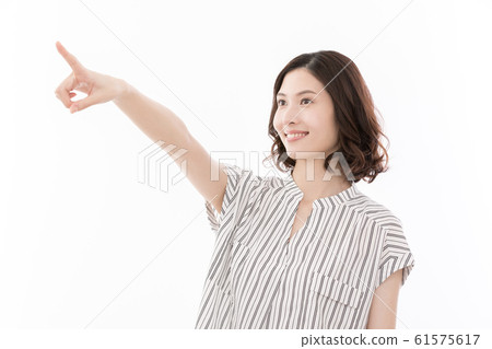 Young woman pointing 61575617