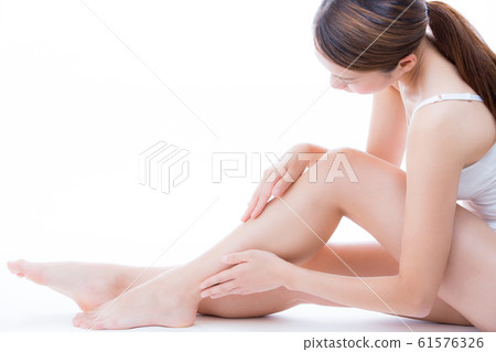 Women with leg skin care 61576326