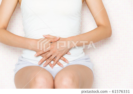 A woman who holds her stomach. 61576331