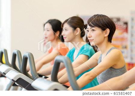 體育館健身車肌肉訓練運動俱樂部 61581407