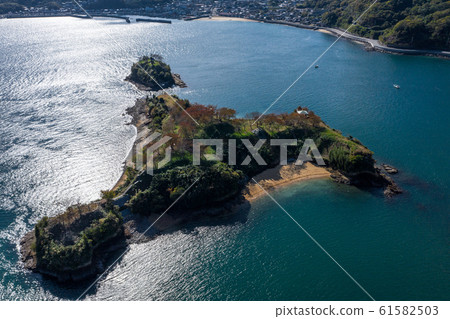 從空中俯瞰能島(愛媛郡今治市/島波海道)。 從空中俯瞰能島(愛媛郡今治市/島波海道)。 61582503