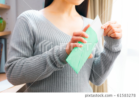 女人打開郵件 61583278