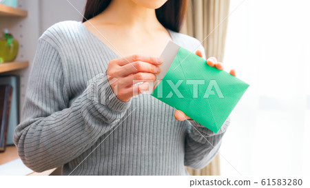 女人打開郵件 女人打開郵件 61583280