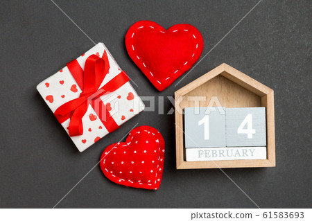 Composition of wooden calendar, holiday white gift 61583693