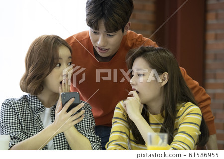 Friends smartphone cafe 61586955