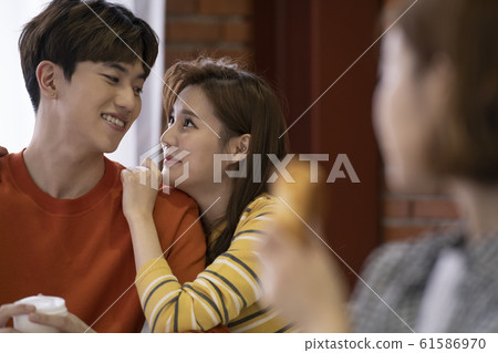 Couple cafe conversation 61586970
