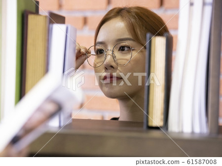 Woman books library 61587008