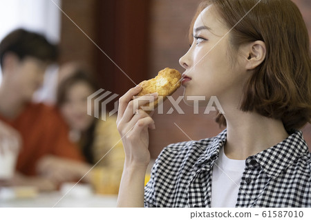 Woman Lifestyle Chic Casual Cafe 61587010