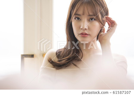 Woman beauty flower 61587107