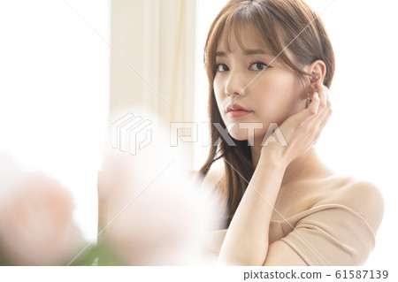 Woman beauty flower 61587139