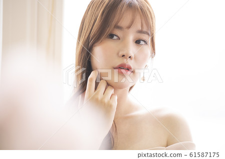 Woman beauty flower 61587175