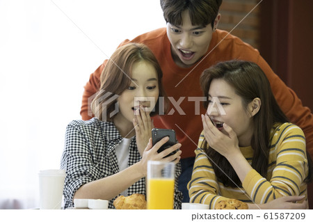 Friends smartphone cafe 61587209