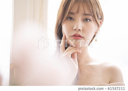 Woman beauty flower 61587211