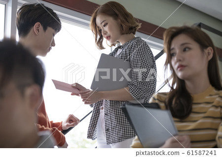 Lifestyle Chic Casual Meeting Lifestyle Chic Casual Meeting 61587241