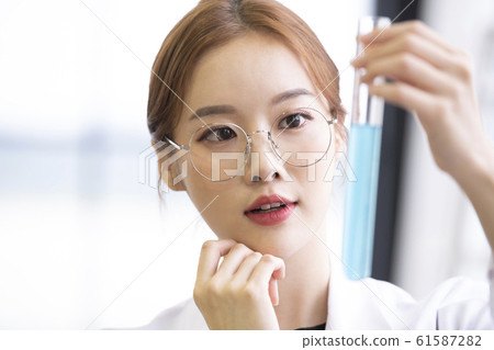Woman experiment researcher Woman experiment researcher 61587282