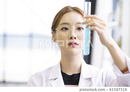 Woman experiment researcher 61587319