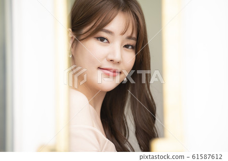 Woman beauty door 61587612