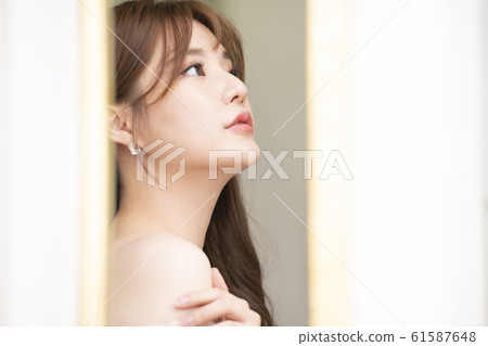 Woman beauty door 61587648
