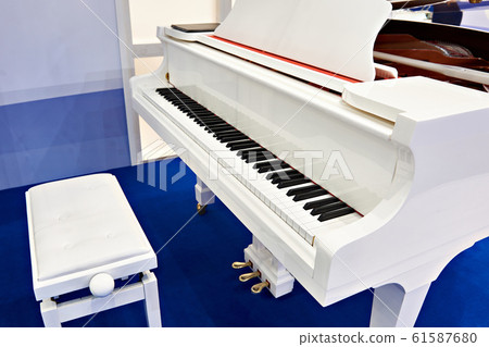 White grand piano 61587680
