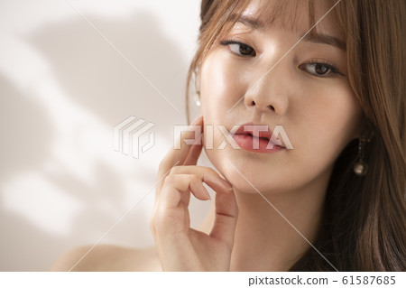 Woman beauty shadow 61587685