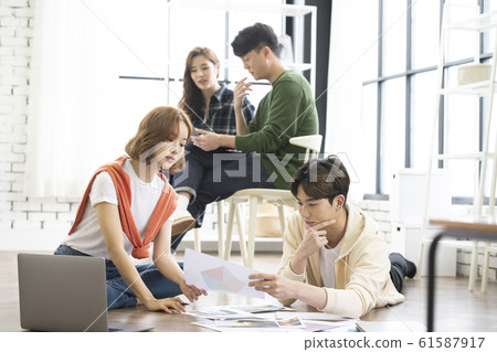 Lifestyle Chic Casual Meeting 61587917