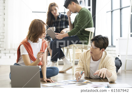 Lifestyle Chic Casual Meeting 61587942