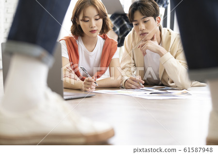 Lifestyle Chic Casual Meeting 61587948