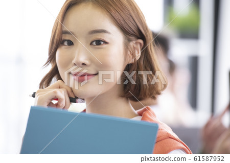 Woman Lifestyle Stylish Casual Meeting 61587952