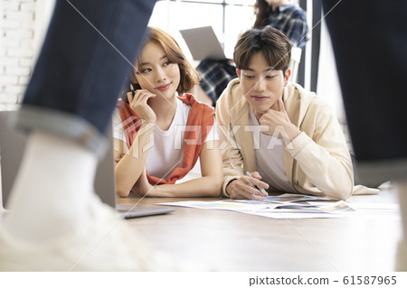 Lifestyle Chic Casual Meeting 61587965