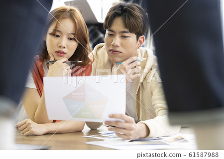 Lifestyle Chic Casual Meeting 61587988