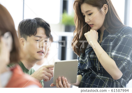 Lifestyle Chic Casual Meeting 61587994