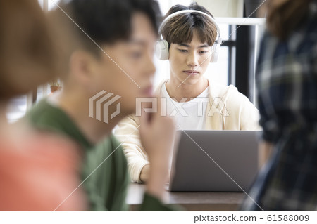 男子與筆記本電腦會面 61588009