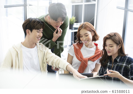 Lifestyle Chic Casual Meeting 61588011