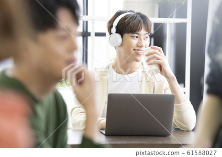 Man music laptop 61588027