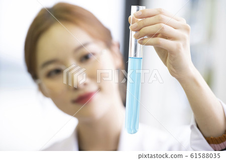 Woman experiment researcher Woman experiment researcher 61588035