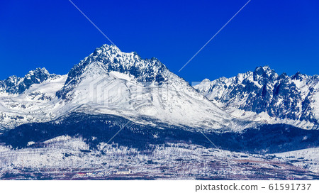 View of the landscape with snowy mountains. 61591737