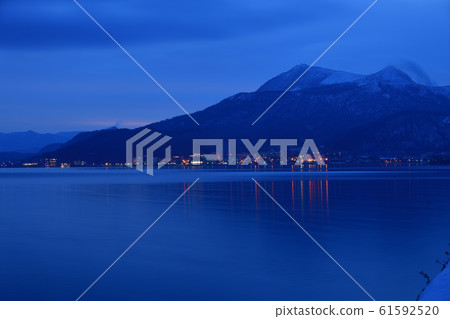 Take an early morning view of Mt.Usu and Toyako Onsen Town in Toyako Town, Hokkaido in winter 61592520