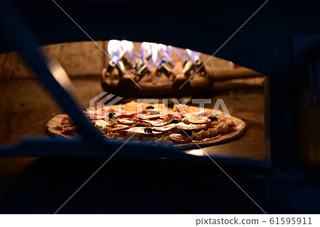 Fried pizza 61595911