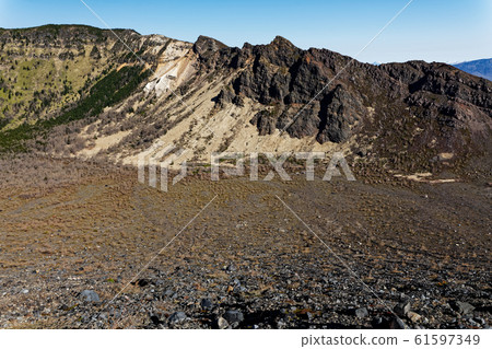 The crater and the outer rim seen from Mt.Asama The crater and the outer rim seen from Mt.Asama 61597349