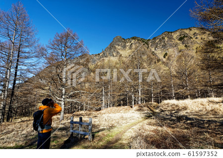 從淺間山和湯平看的黑山山脊線 從淺間山和湯平看的黑山山脊線 61597352