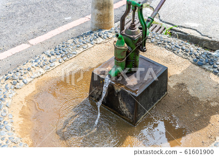 壓水井 手壓水井 地下水 井水 壓水井 手壓水井 地下水 井水 61601900