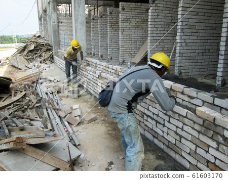 Bricklayer lay bricks block to form building walls at the construction site. Bricklayer lay bricks block to form building walls at the construction site. 61603170
