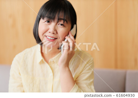 高級智能手機的微笑 61604930