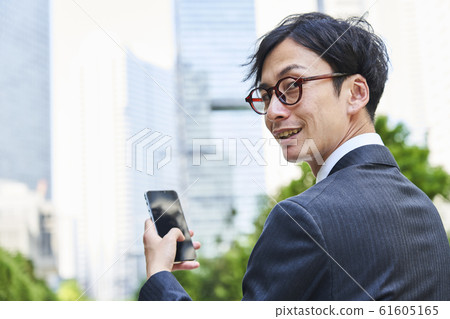 一個年輕的商人 61605165