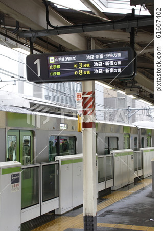 Departure sign for Yamanote Line (new LCD) 61607402