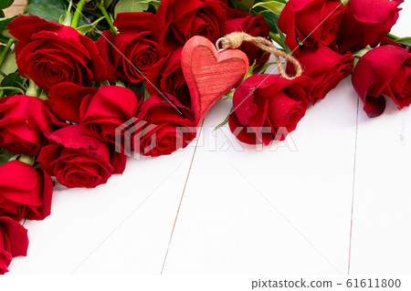 Red blooming roses on wood 61611800