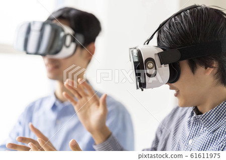 Two men who experience the latest 5G technology in 3D with VR goggles and incorporate it into business Two men who experience the latest 5G technology in 3D with VR goggles and incorporate it into business 61611975