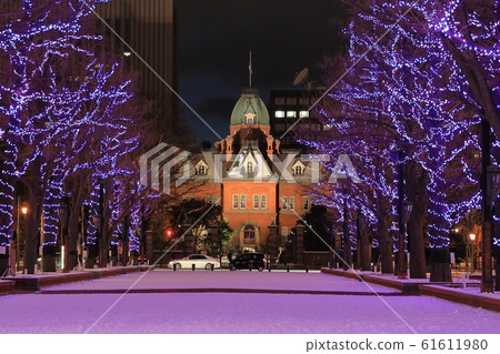 冬季照亮紅磚辦公大樓 61611980