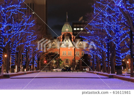 冬季照亮紅磚辦公大樓 61611981