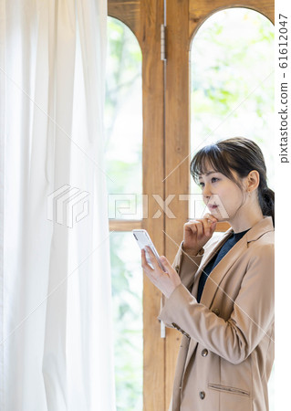 Young woman lifestyle (smartphone) 61612047